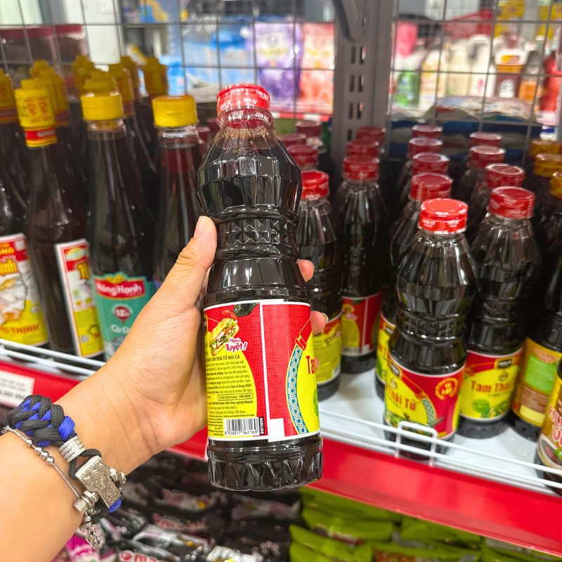 Thiết kế chai và nhãn bên hông, dễ cầm nắm và rót
