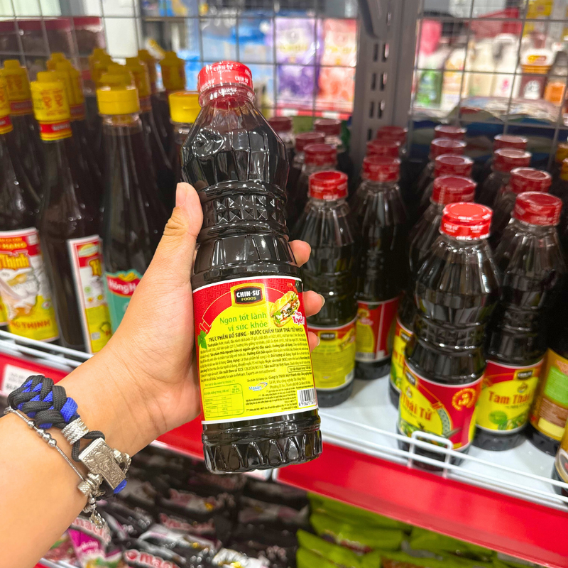 Mặt sau chai với khối thông tin sản phẩm và hướng dẫn bảo quản