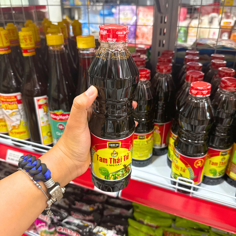 Chai nước tương trưng bày trên kệ, phù hợp dùng chấm và nêm nếm hằng ngày