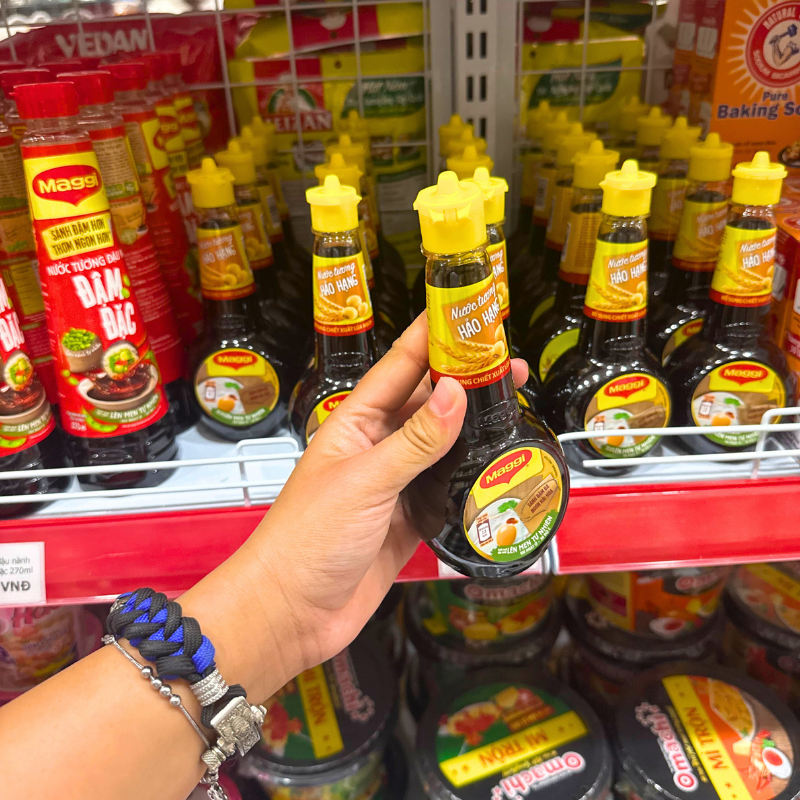 Mặt trước chai với tên dòng sản phẩm và thiết kế nắp bật
