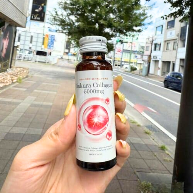Cận cảnh chai Sakura Collagen 5000mg dạng uống
