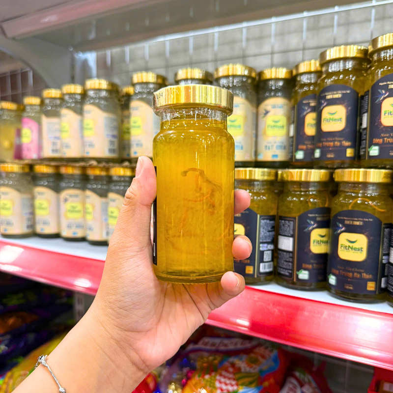 Thân hũ thủy tinh cho thấy phần nước yến bên trong