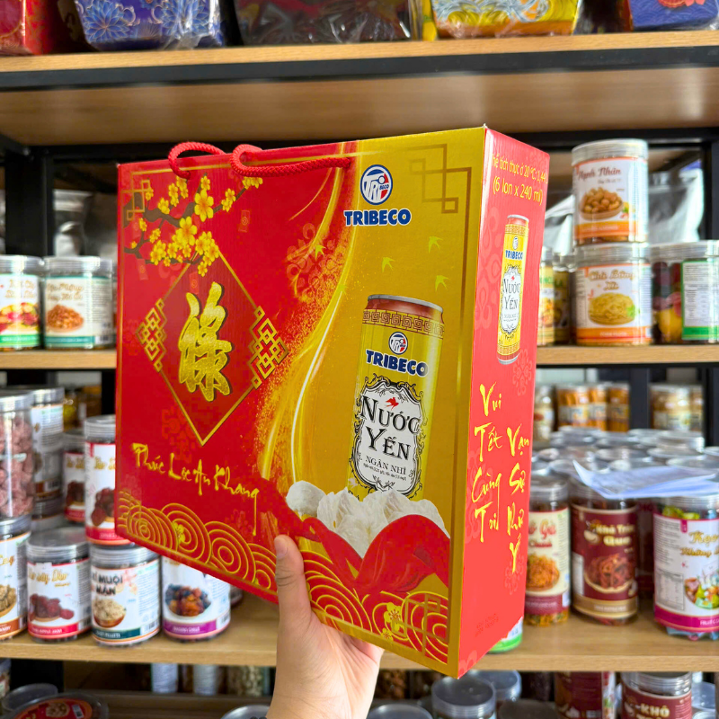 Góc nghiêng hộp quà có quai xách, phù hợp mang biếu