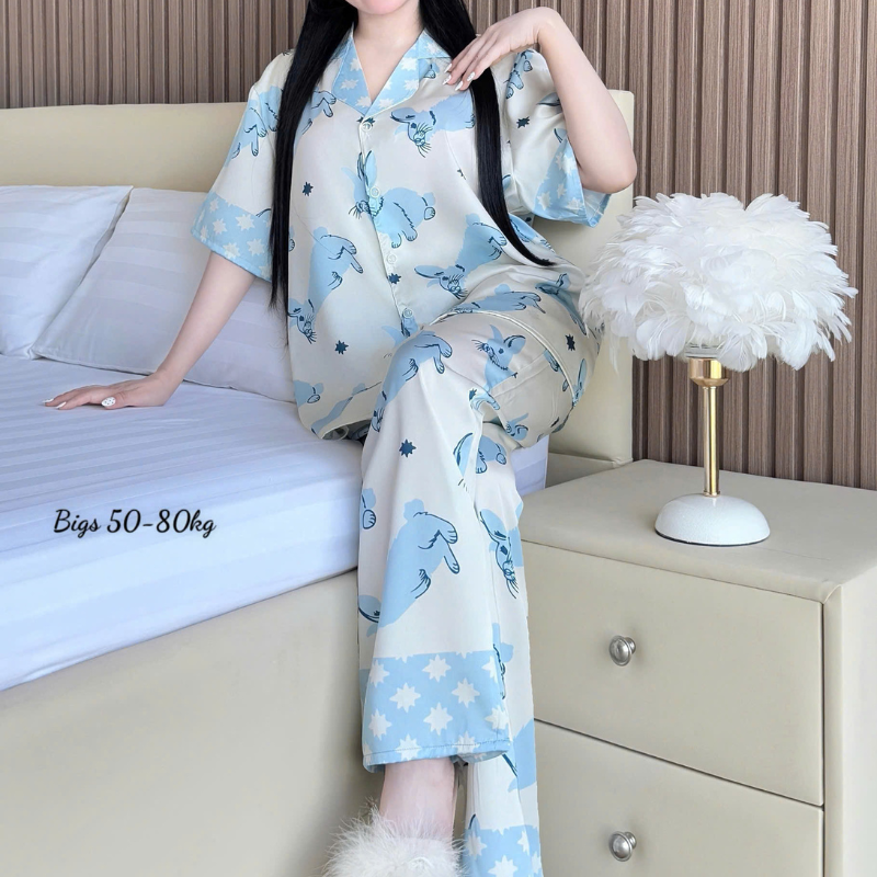 Thiết kế áo tay ngắn quần dài với họa tiết tông xanh nhạt