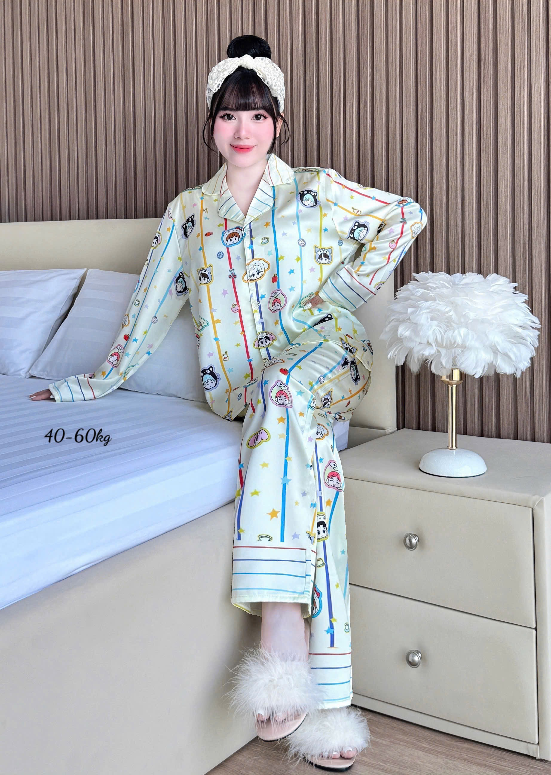 Mẫu màu sáng với phom suông đồng bộ, tay dài quần dài
