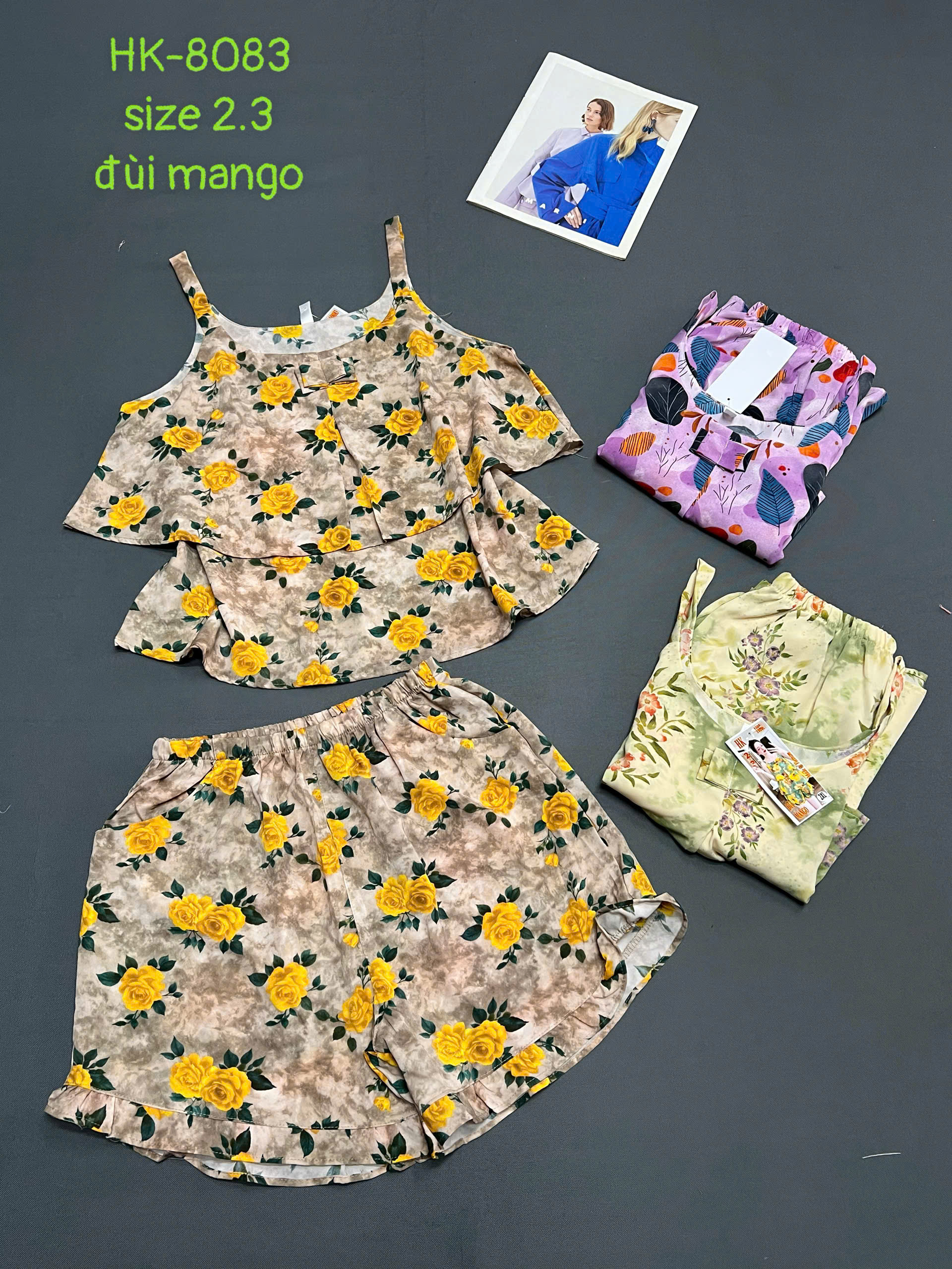 Cận cảnh set hoạ tiết hoa với áo hai dây phối tầng