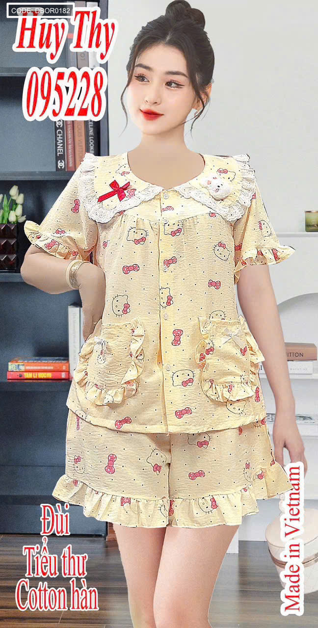 Mẫu mặc thực tế với cổ sen lớn và quần đùi bèo nhẹ