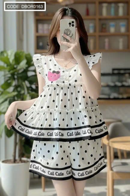Phiên bản chấm bi với áo tay cánh tiên và quần đùi đồng bộ