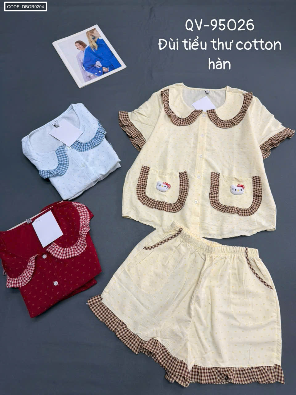 Các phiên bản màu với chi tiết viền caro và túi trước