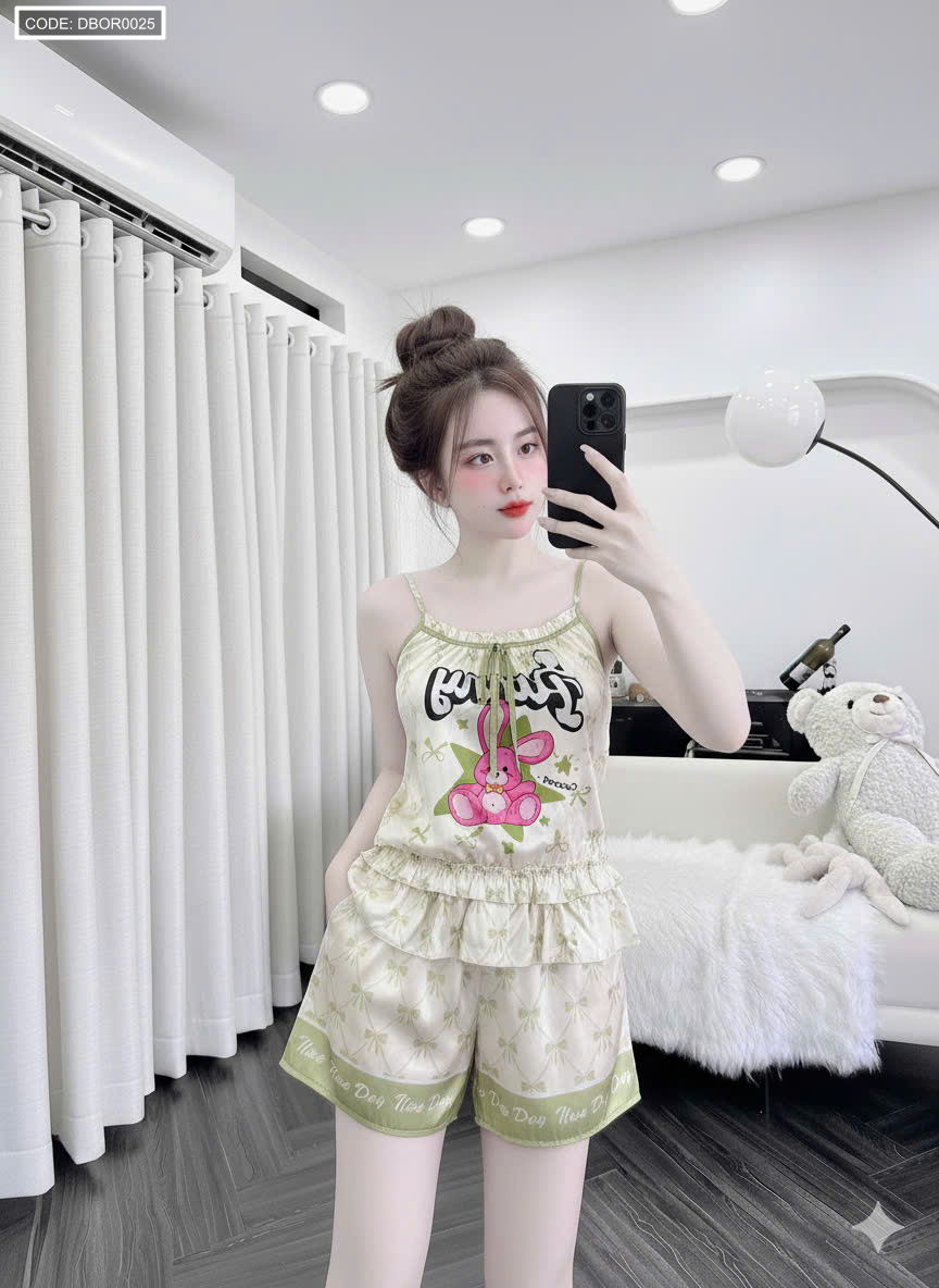 Phối màu kem xanh cùng hình in nổi bật ở thân áo