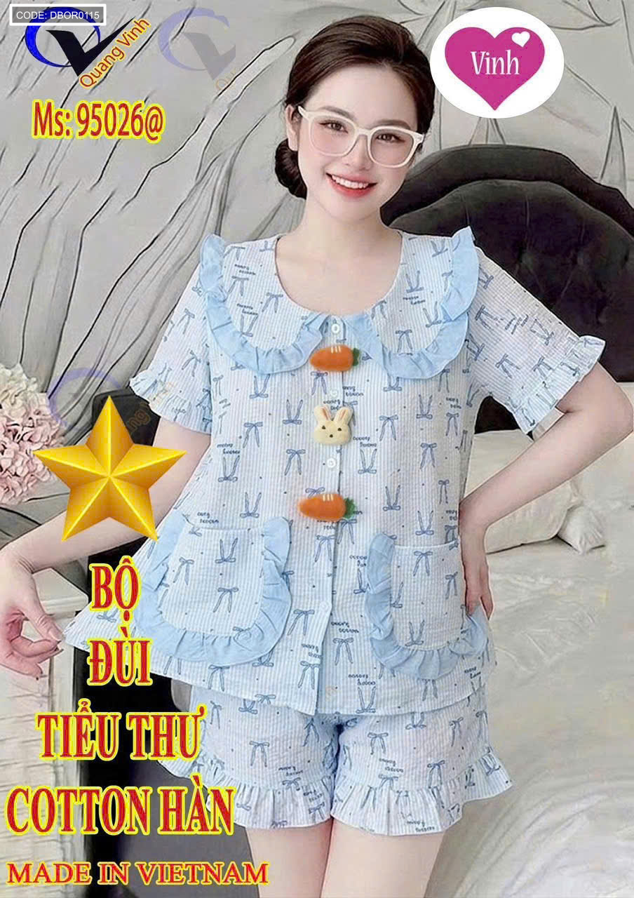 Mẫu mặc thực tế tông xanh nhạt với cổ sen và chi tiết bèo nhún.