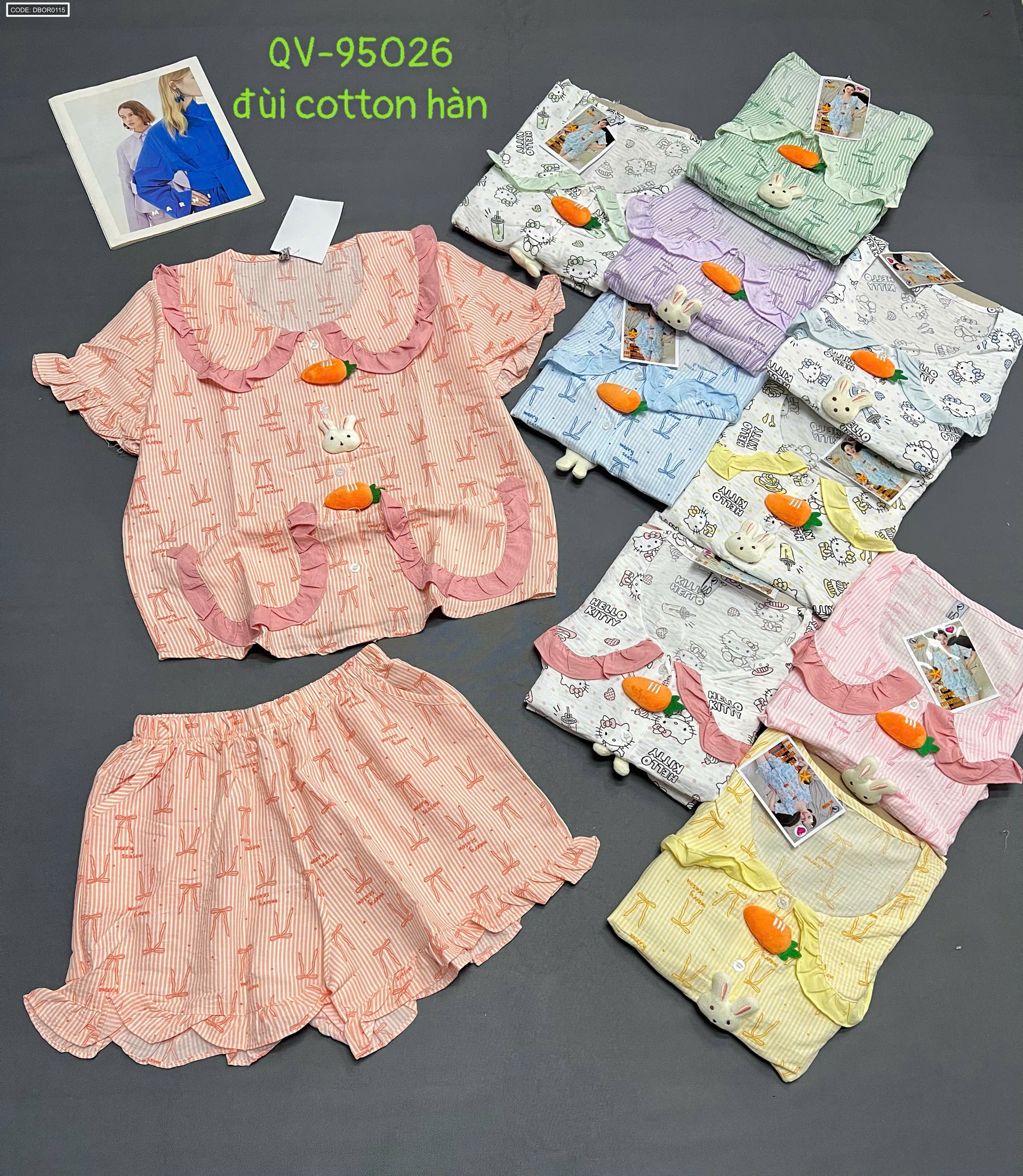Các phối màu pastel của bộ quần đùi cổ sen được trưng bày cùng một mẫu.