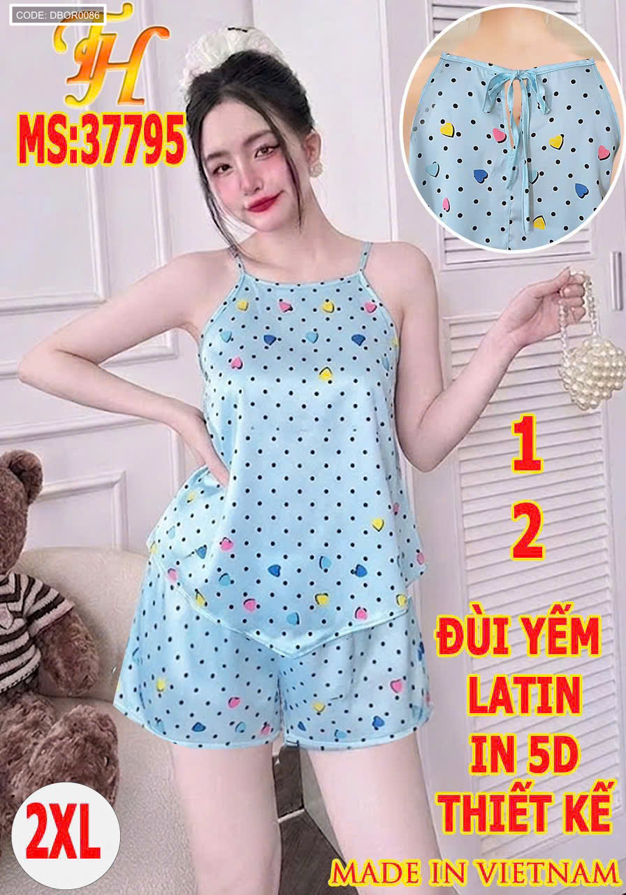 Mẫu mặc lên người với áo cổ yếm và quần đùi đồng bộ