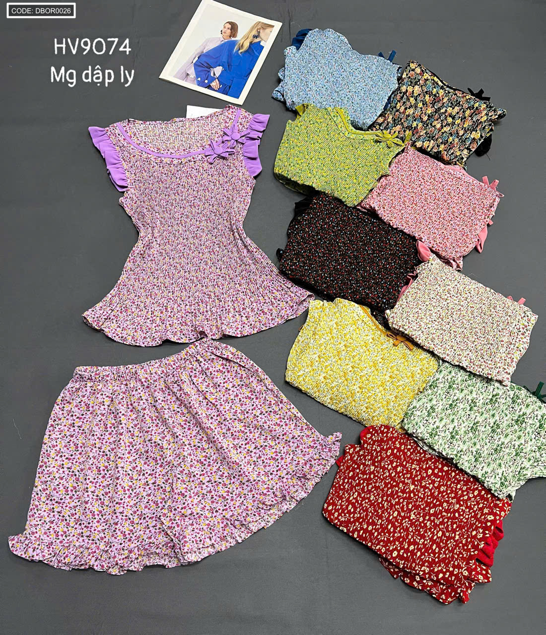 Tổng thể set áo bèo vai và quần short đồng bộ