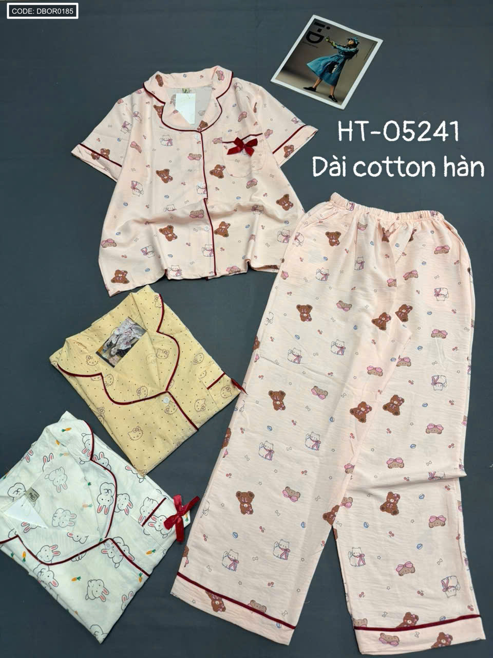 Một phối màu sáng với họa tiết gấu nhỏ và chi tiết nơ trước áo