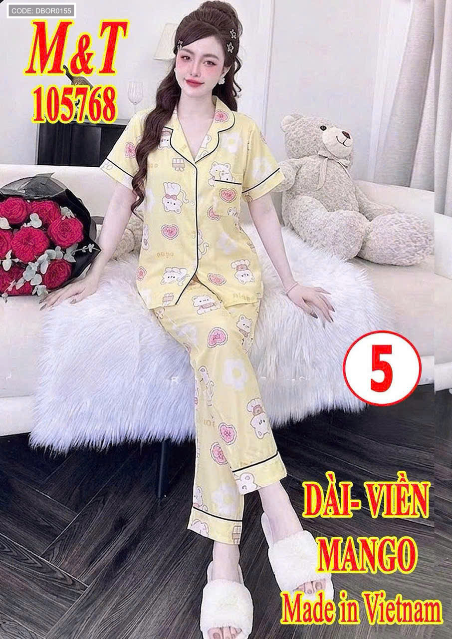 Phối màu vàng nhạt với họa tiết in và đường viền nổi bật