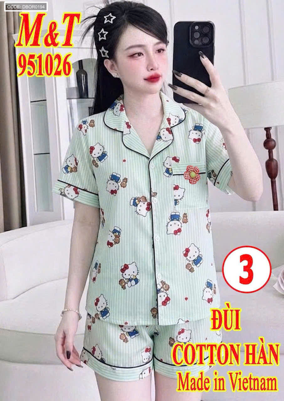 Mẫu mặc thực tế tông xanh nhạt với họa tiết in trẻ trung