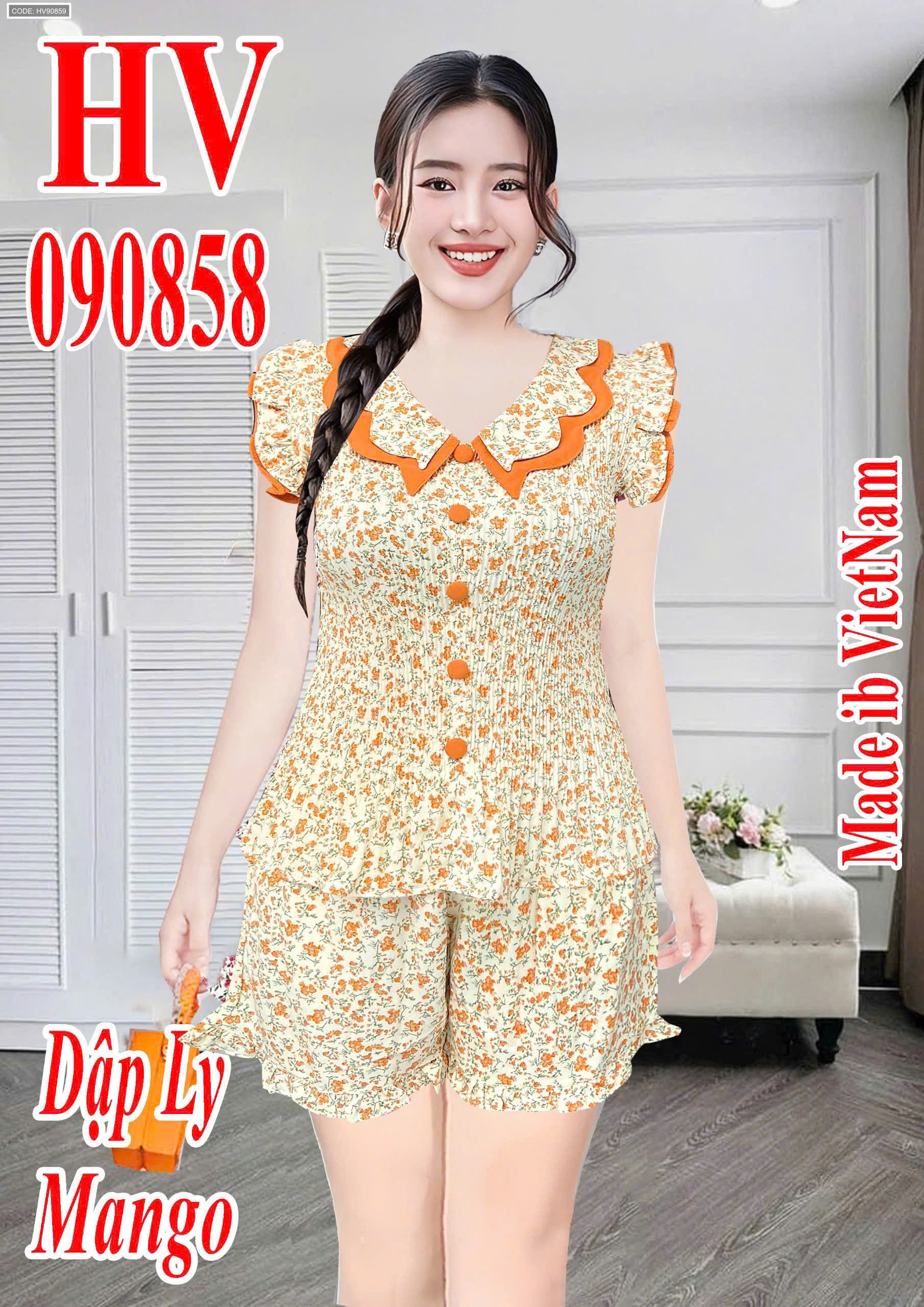 Mặt trước bộ đồ với cổ bèo viền màu và hàng cúc nổi bật