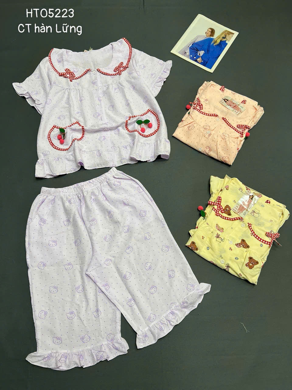 Phối màu sáng với họa tiết nhỏ nữ tính