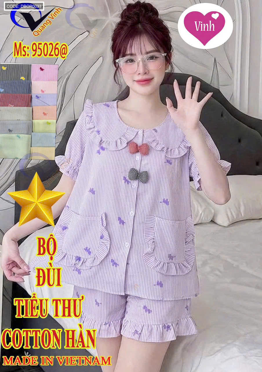 Mẫu mặc thực tế màu tím nhạt với cổ bèo và nơ trước ngực