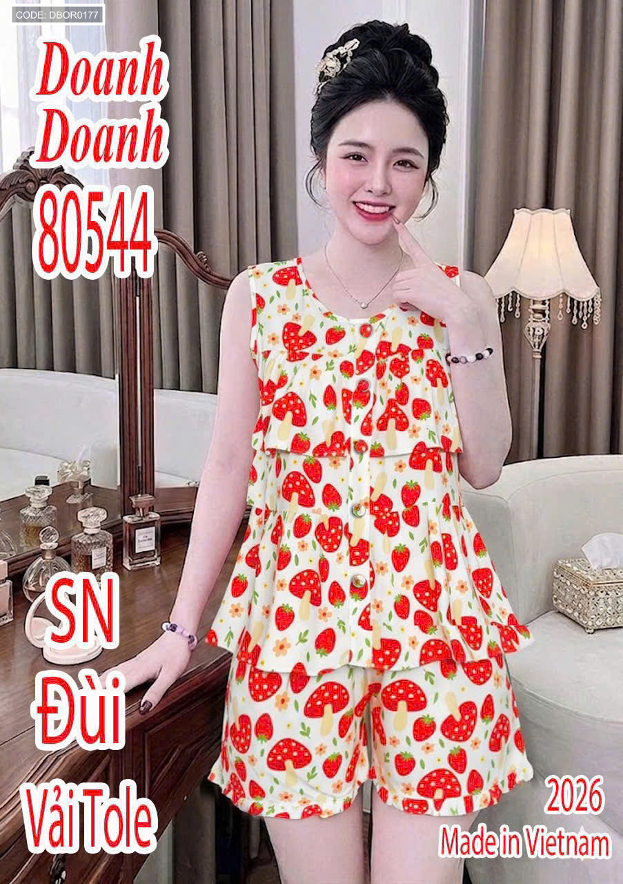 Mẫu mặc thực tế với áo sát nách và quần đùi đồng bộ