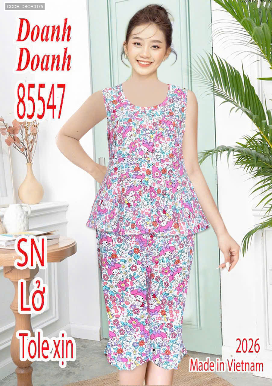 Hình mặc mẫu với dáng áo sát nách và quần lỡ.