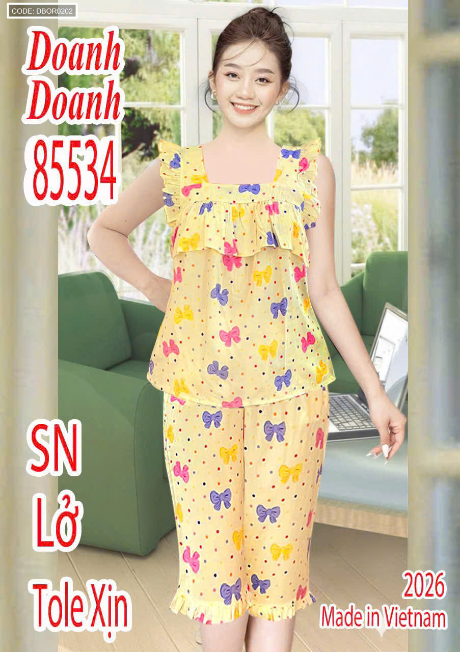 Mẫu mặc thực tế với áo sát nách bèo cánh tiên và quần lửng đồng bộ