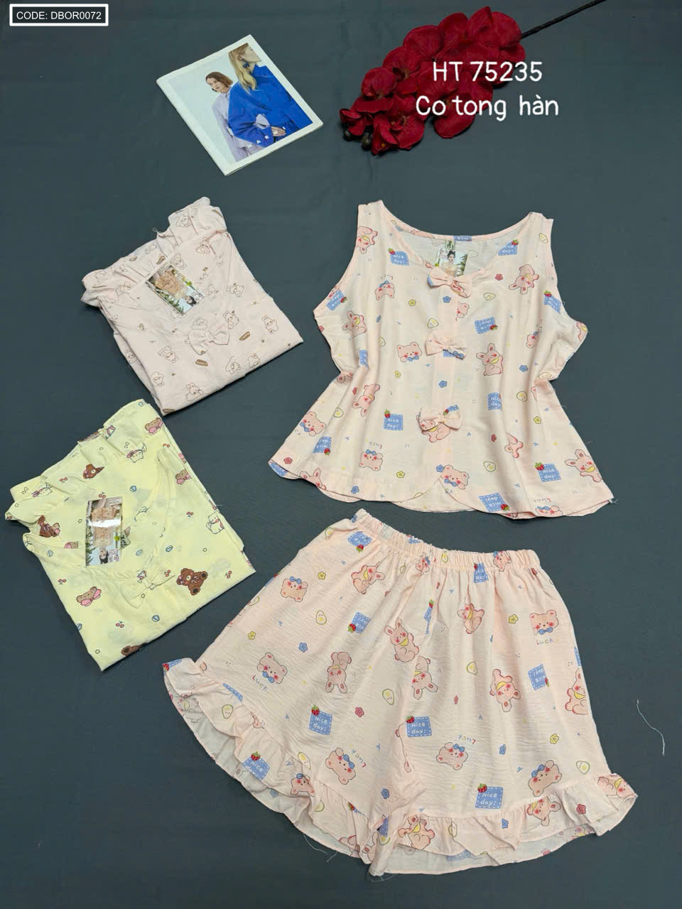 Một phối màu sáng in họa tiết trẻ trung của mẫu đồ bộ
