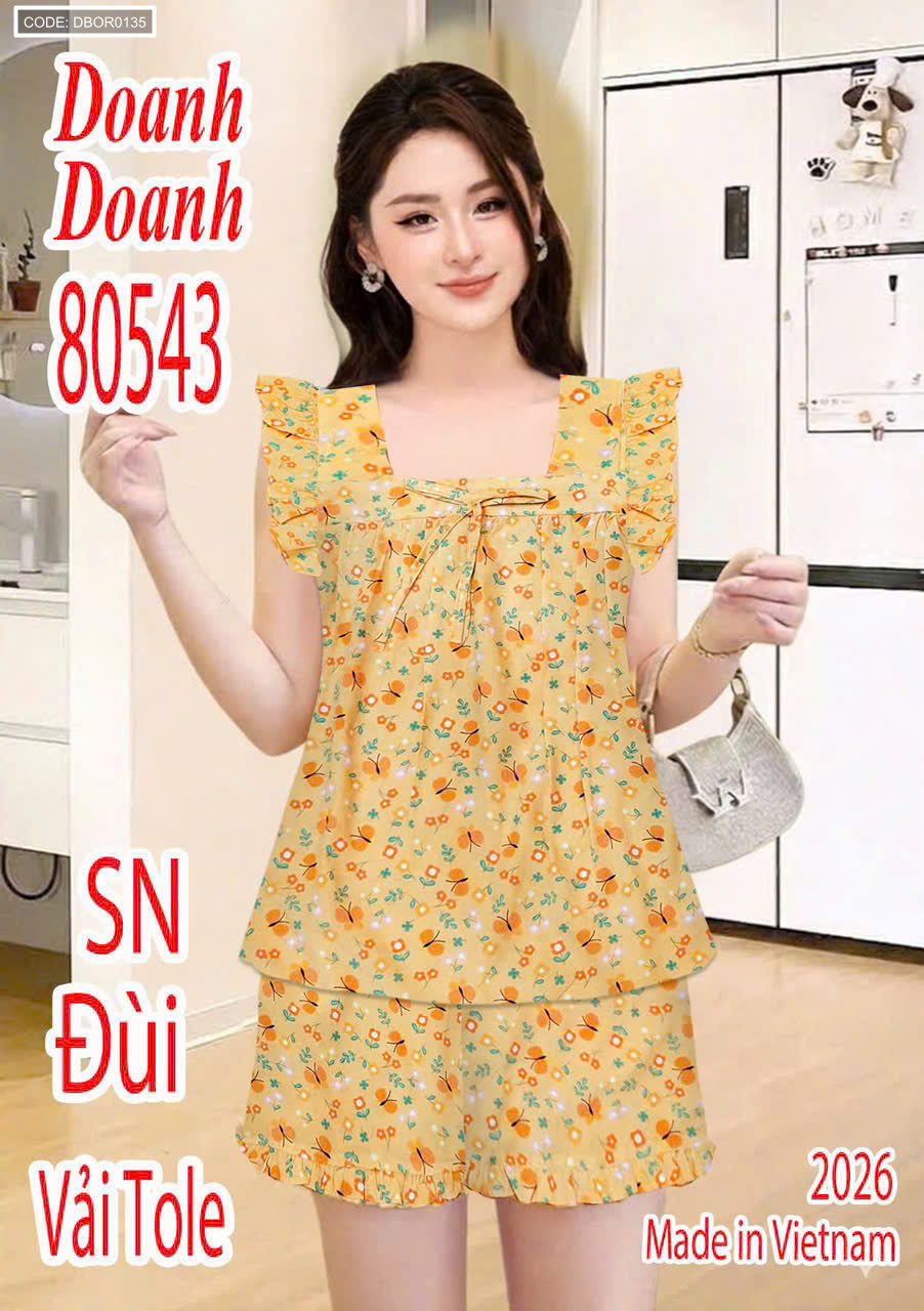 Mẫu mặc với áo sát nách bèo vai và quần đùi đồng bộ