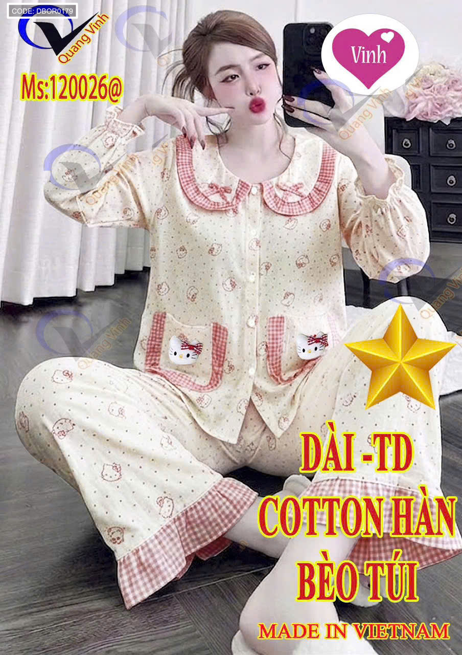 Phiên bản tông kem với cổ và túi phối caro.