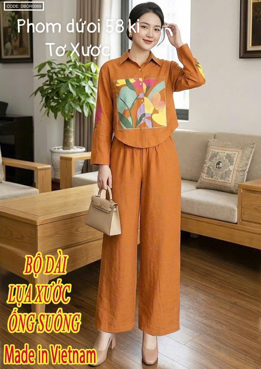 Hình mặc thực tế với áo tay dài và quần dài ống suông