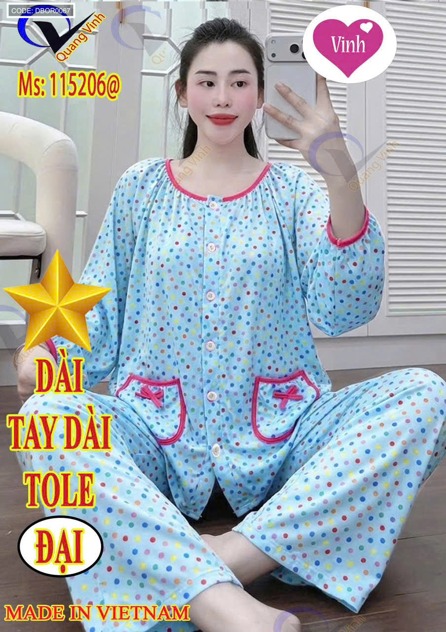 Mẫu mặc thực tế với phom rộng và họa tiết chấm bi trẻ trung