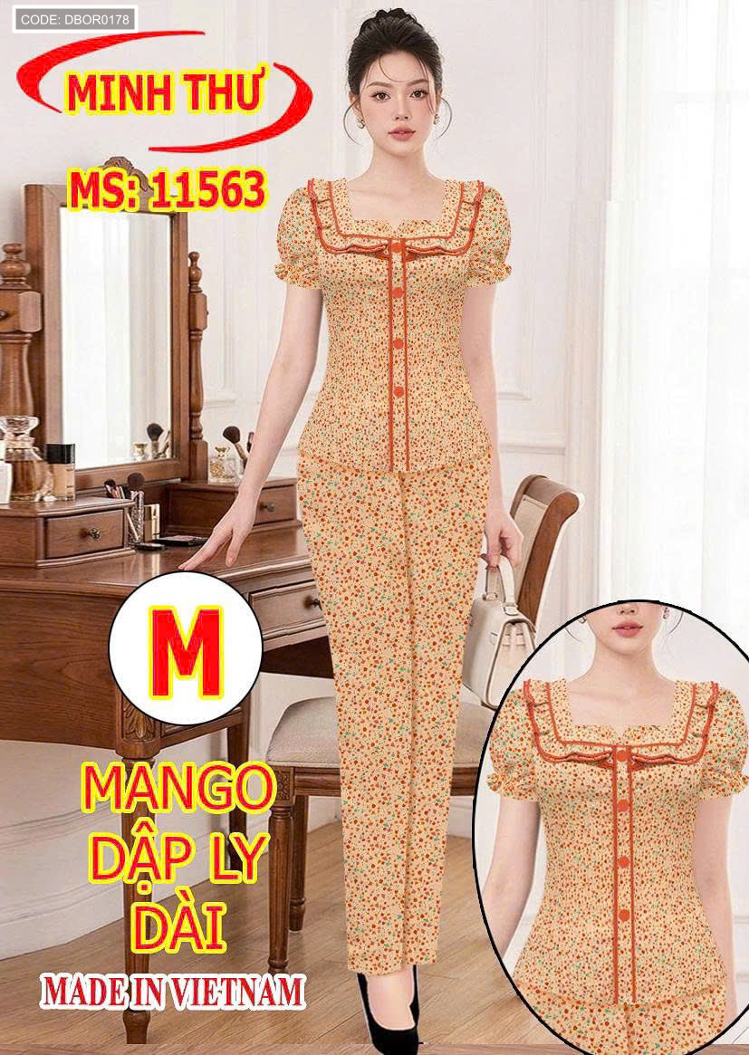 Tổng thể bộ mặc trên người với áo tay ngắn và quần dài đồng bộ