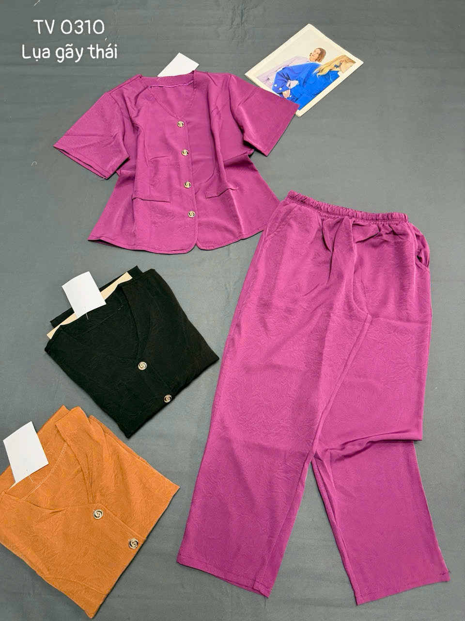 Set áo cổ tim cài nút và quần dài (màu tím) đặt phẳng dễ quan sát phom