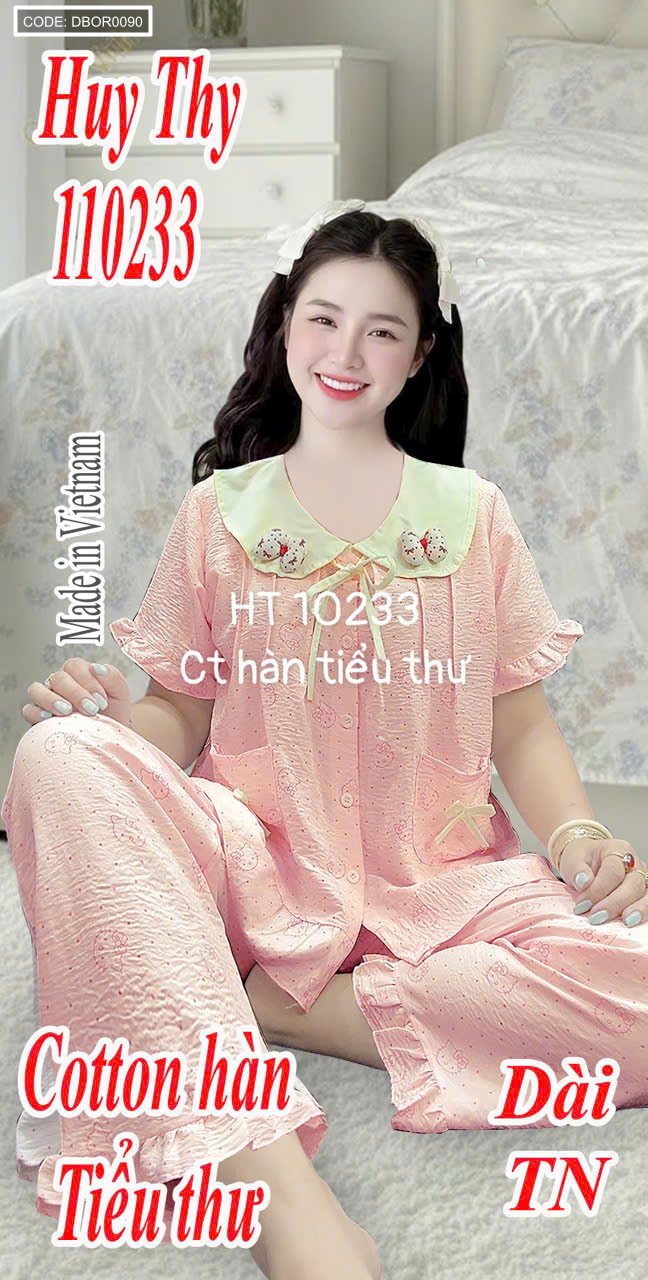 Mẫu mặc thực tế với áo tay ngắn và quần dài đồng bộ