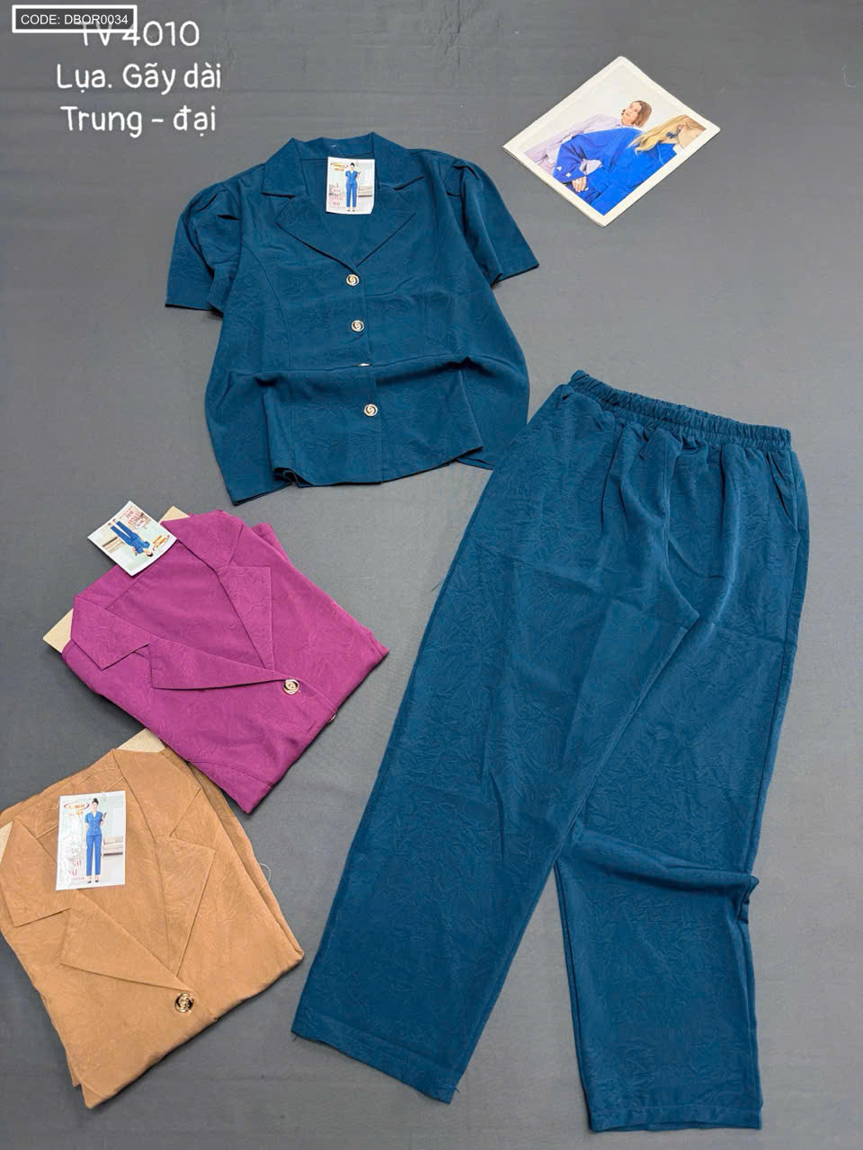 Cận cảnh set màu xanh với áo cổ ve cài nút và quần dài lưng thun