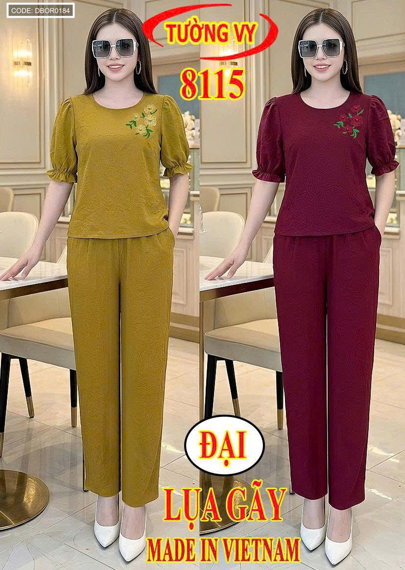 Hình mặc thực tế với áo tay ngắn và quần dài đồng bộ