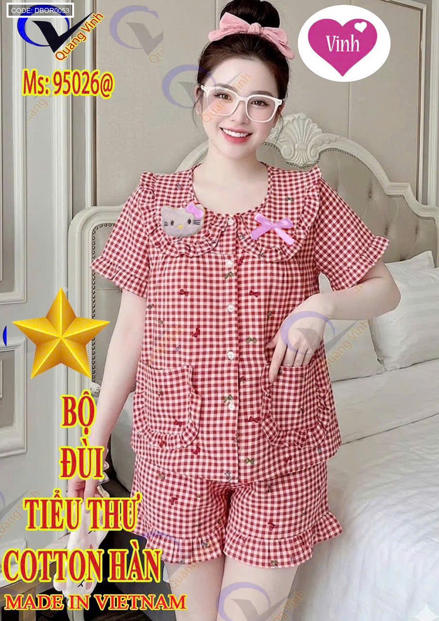 Hình mặc thực tế: áo tay ngắn cài nút phối nơ, quần đùi đồng bộ họa tiết caro