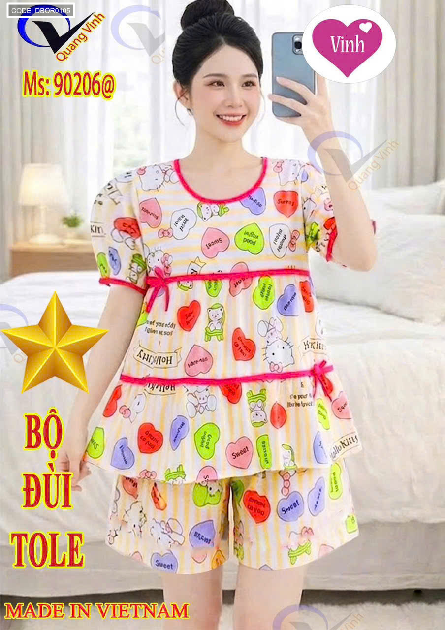 Mẫu mặc thực tế với áo tay ngắn, quần đùi và chi tiết nơ phối viền nổi bật