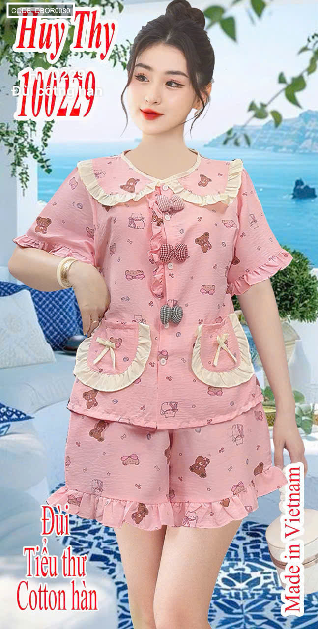 Mẫu mặc thực tế với cổ bèo, túi nơ và quần đùi bèo nhẹ