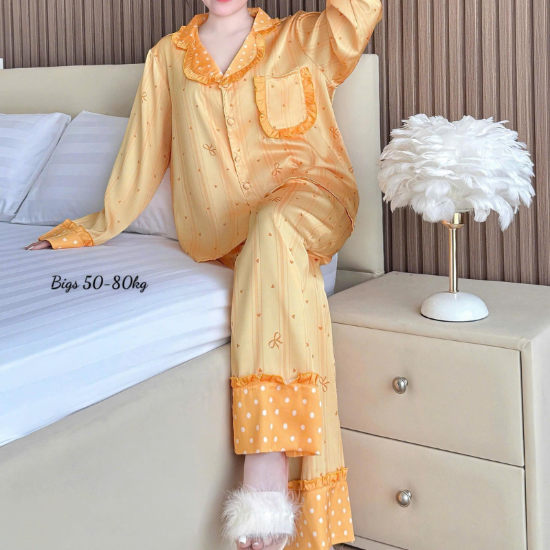 Mẫu màu vàng nhạt cho thấy form rộng, thoải mái khi mặc nhà