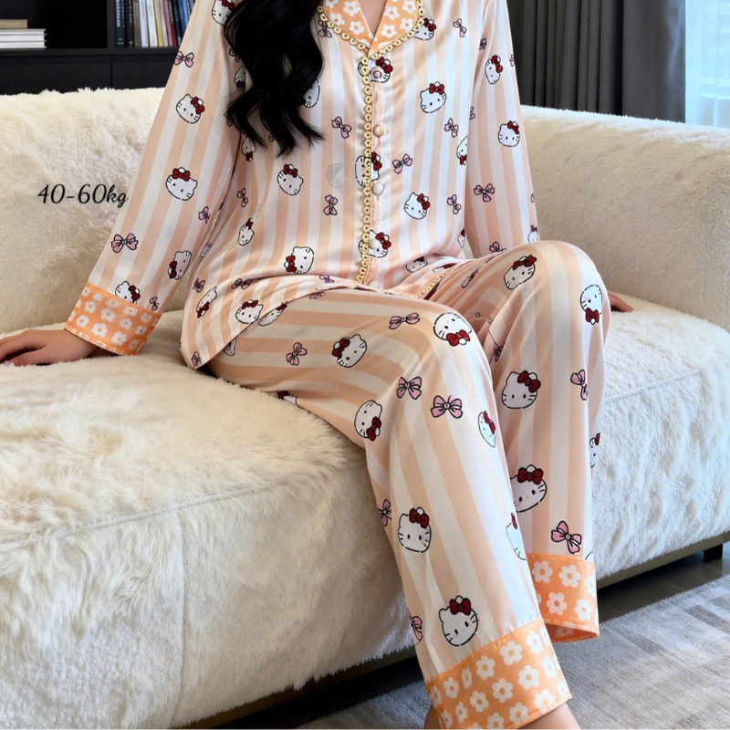 Cận cảnh cổ bẻ, hàng nút trước và chi tiết viền