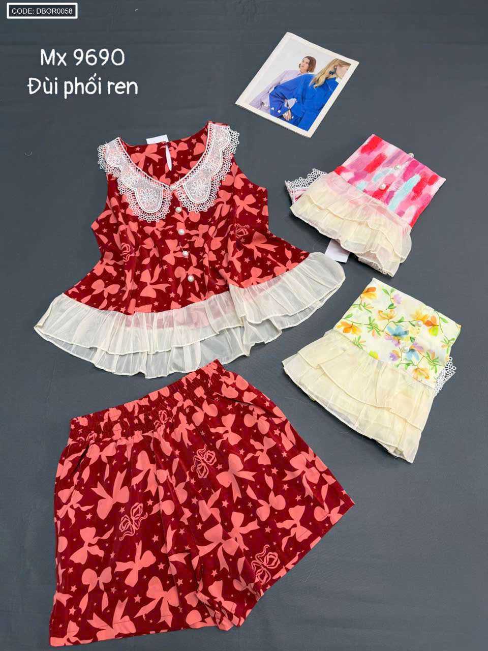 Phiên bản tông đỏ với áo sát nách và quần đùi đồng bộ