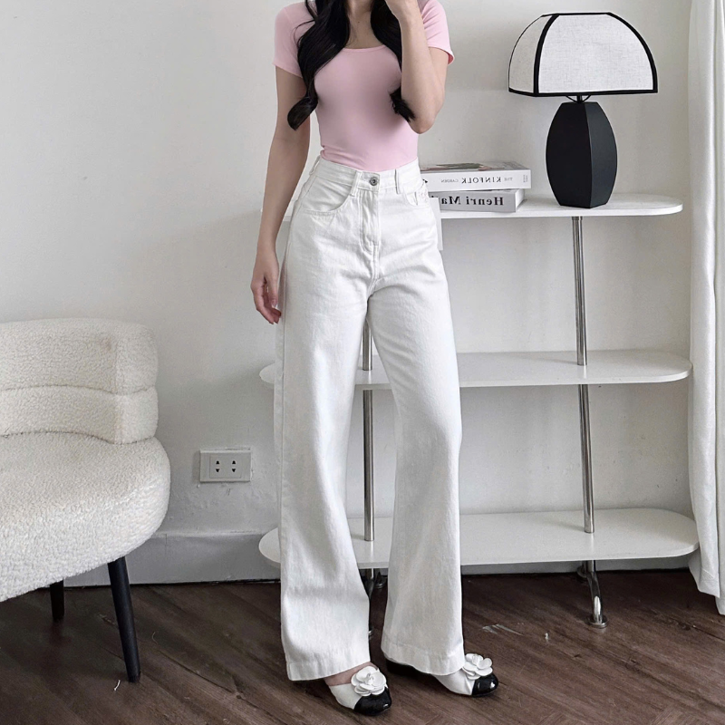 Mẫu quần trắng phối cùng áo ôm đơn giản