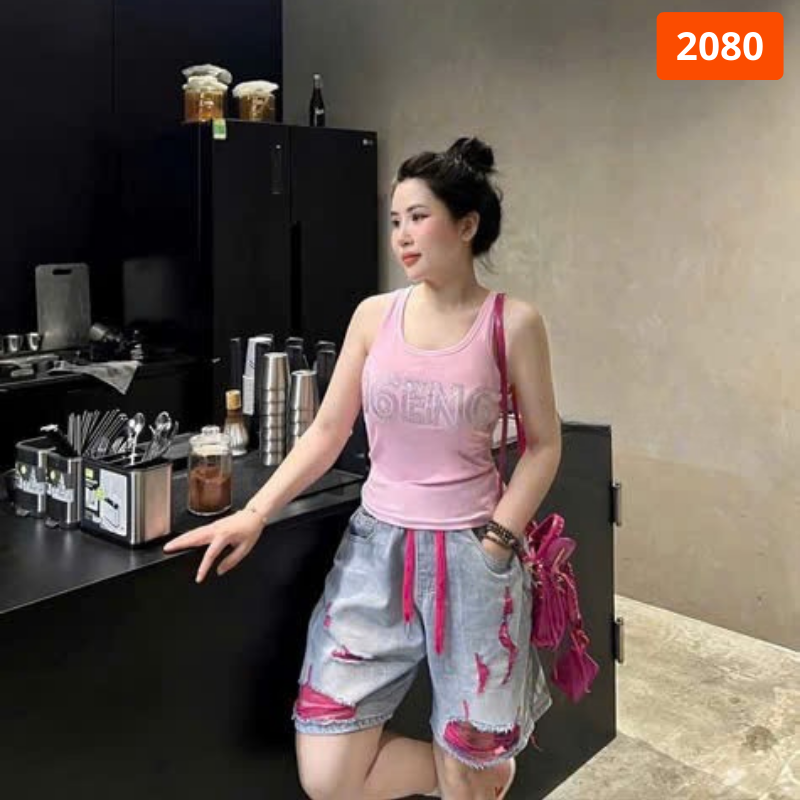 Cách phối quần cùng áo sát nách và túi đeo vai