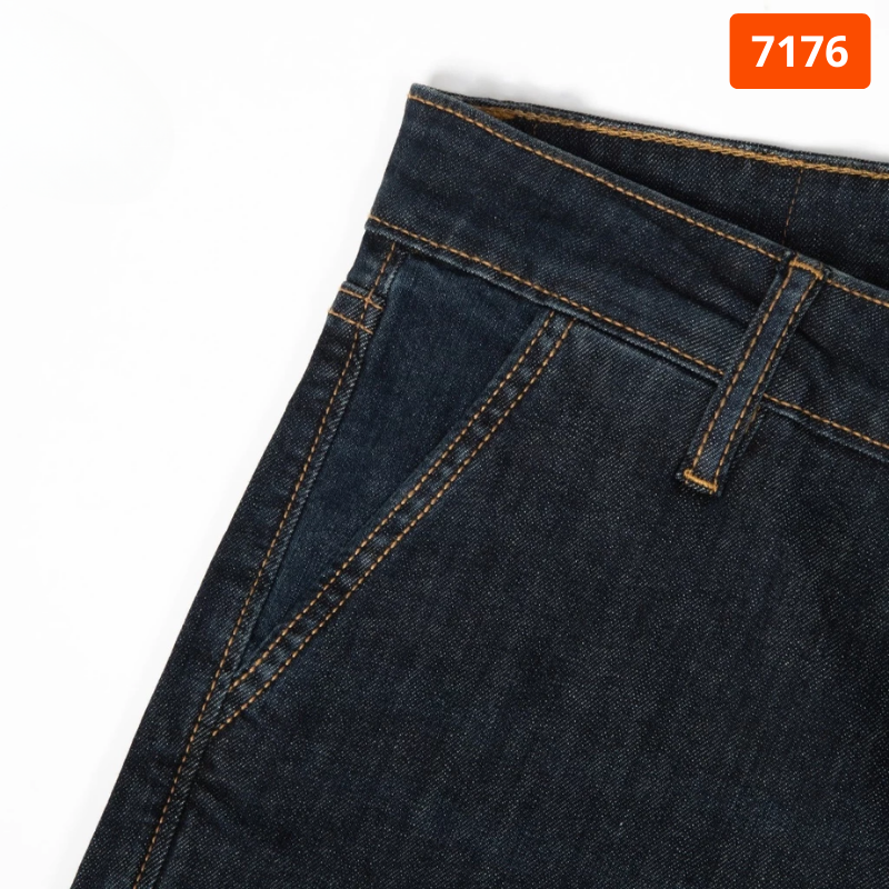 Cận cảnh túi trước và đường may denim