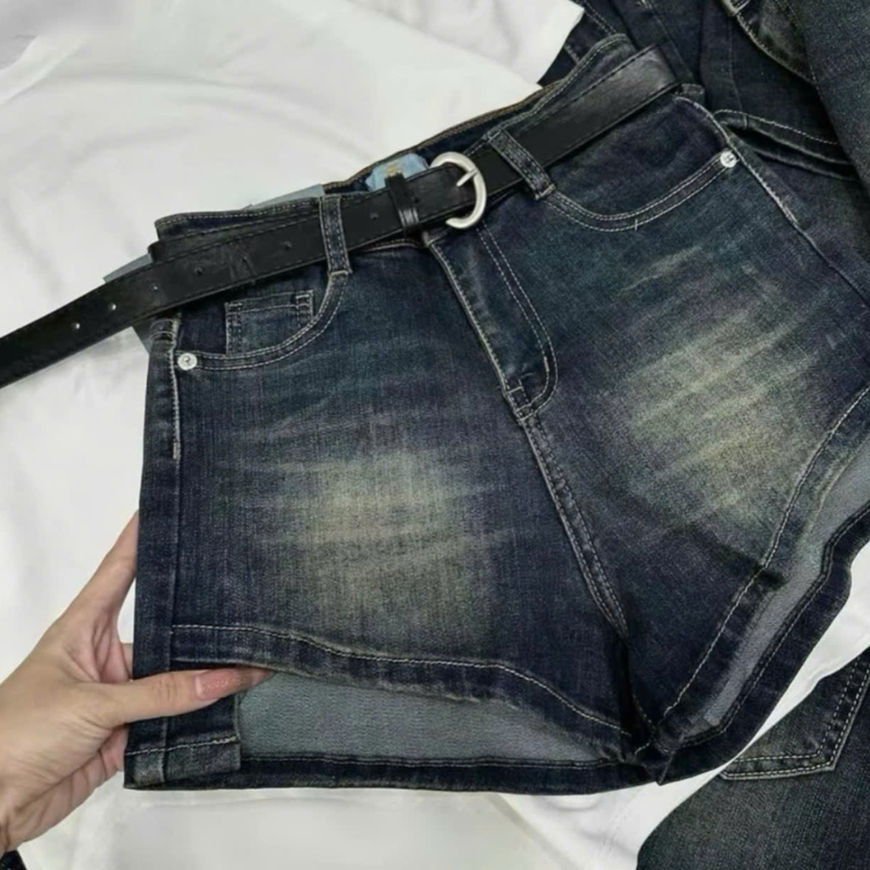 Cận cảnh bề mặt jean wash và lai xắn gấu