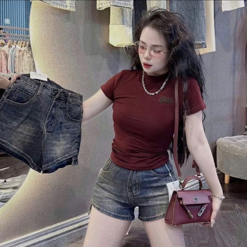 Hình mặc thực tế cho thấy dáng quần gọn và trẻ trung