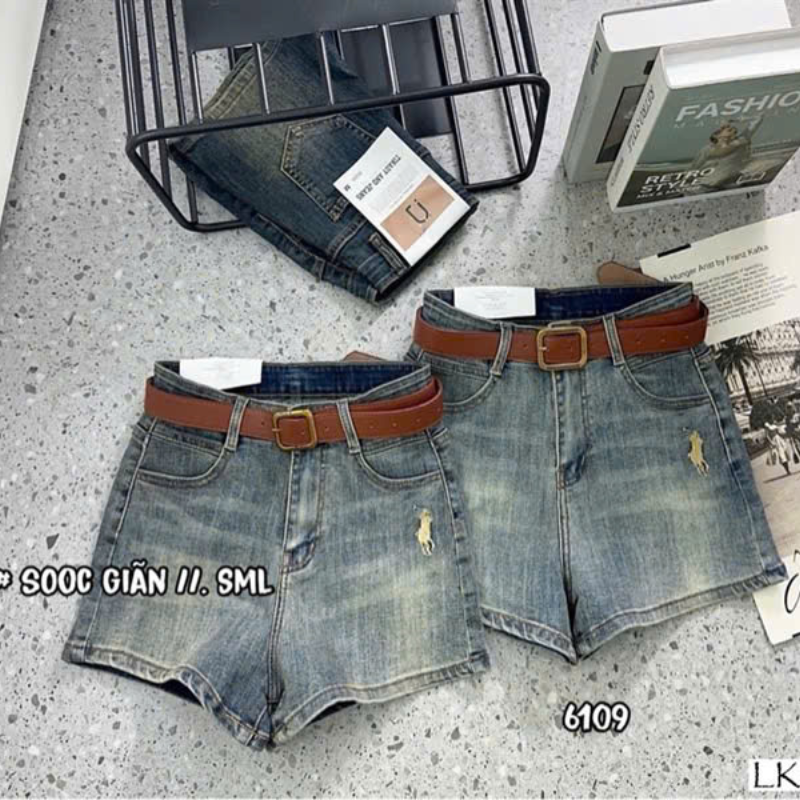 Hai tông màu jean cơ bản với bề mặt vải đứng phom rõ ràng