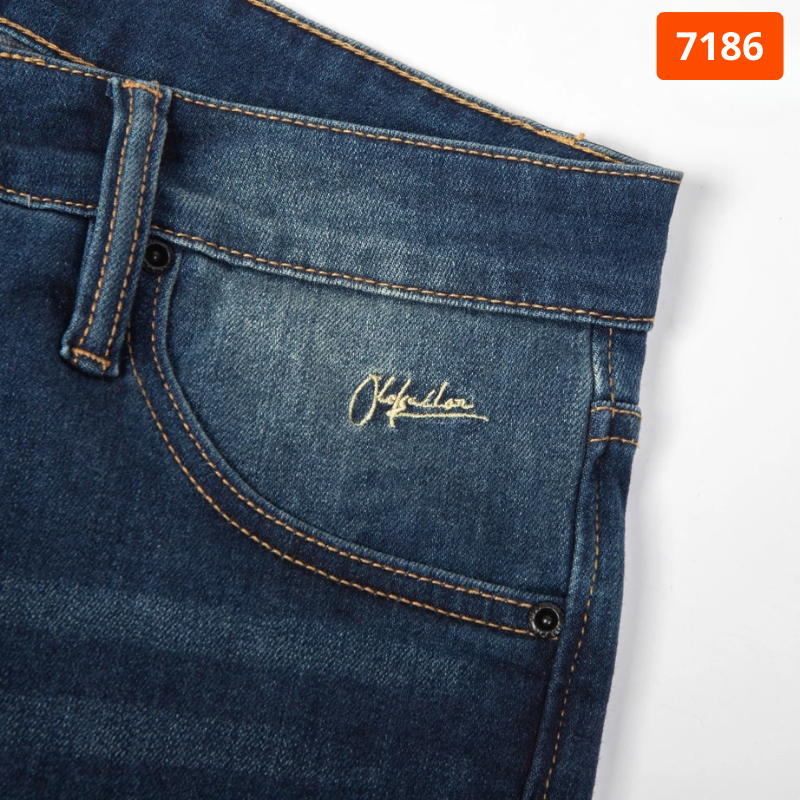 Cận cảnh túi trước và đường chỉ nổi trên nền denim
